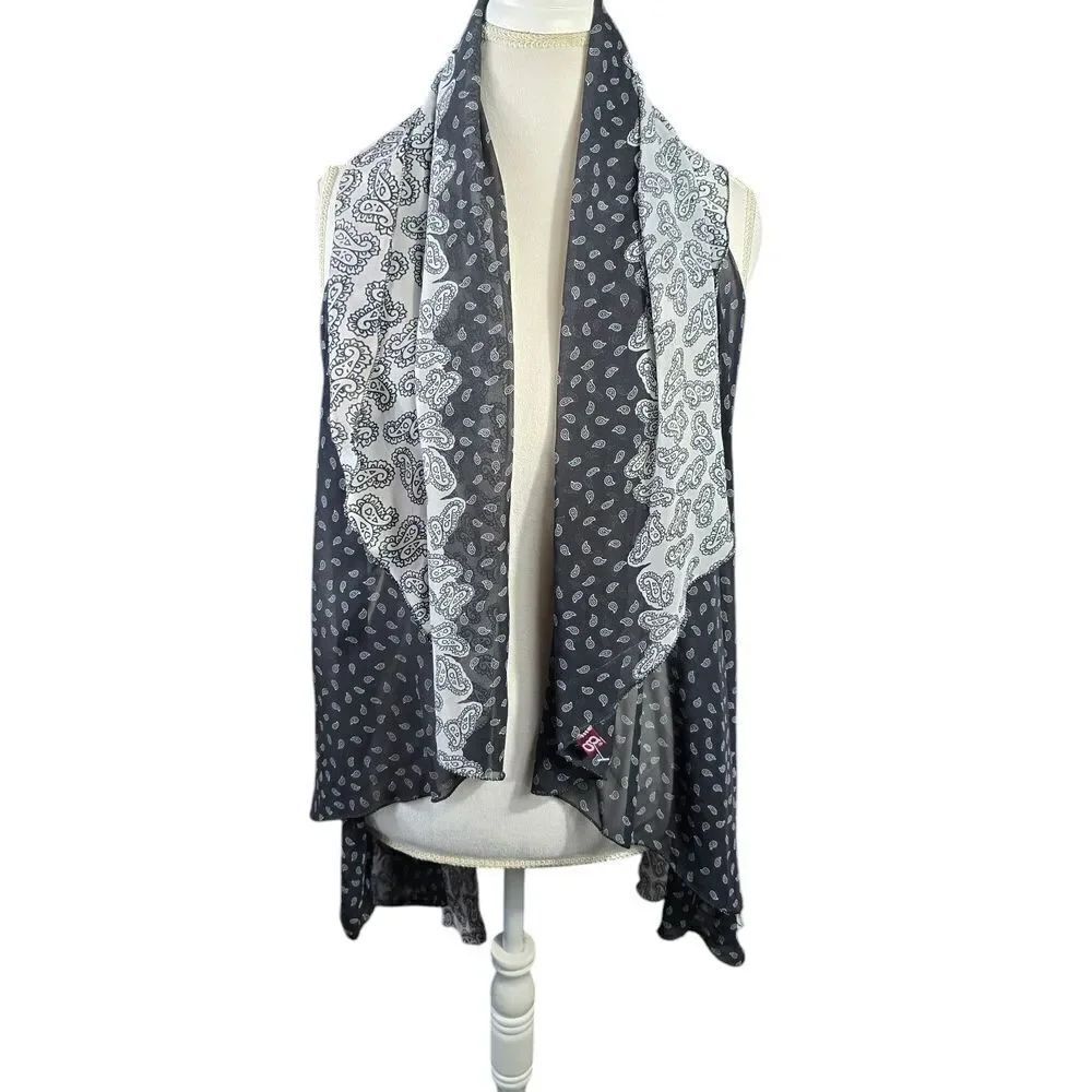 Elegant Black and White Leopard Print Wrap